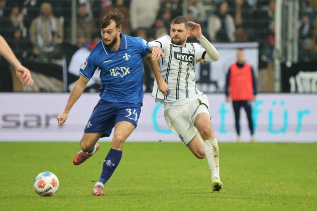 30 11 2025, Football, Men, 2 Bundesliga, Season 2025 2026, SV 07 Elversberg SV Darmstadt 98, Lukasz Poreba SV 07 Elversberg , Killian Corredor SV Darmstadt 98 Elversberg Ursapharm Arena an der Kaiserlinde Saarland Germany DEU Copyright: xFabianxKleerx