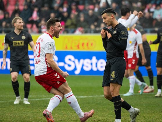 Germany Soccer, 3 Liga 2025 26, 16 Matchday SSV Jahn Regensburg vs FC Hansa Rostock Jahnstadion Regensburg after the missed penalty Christian Kühlwetter Kuhlwetter SSV Jahn Regensburg, 30 Kenan Fatkic FC Hansa Rostock Copyright: xChristopherxRupprechtx