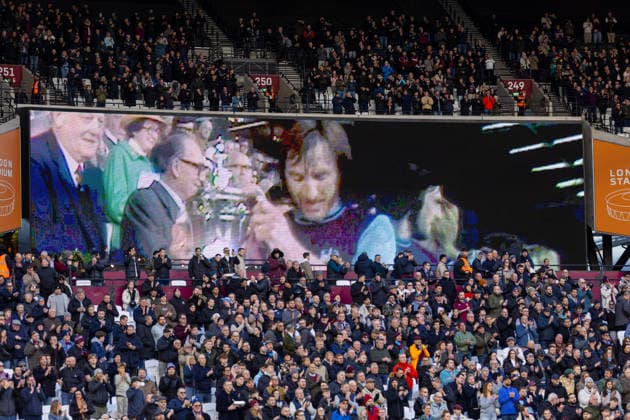 Football - FA Premier League - West Ham United FC v Liverpool FC LONDON, ENGLAND - Sunday, November 30, 2025: A screen with a message in memory for former captain and manager Billy Bonds MBE, who passed away this morning before the FA Premier League match between West Ham United FC and Liverpool FC at the London Stadium. (Photo by David Rawcliffe Propaganda) LONDON London Stadium GREATER LONDON ENGLAND  Copyright: xDavidxRawcliffex P2025-11-30-West_Ham_Liverpool-44