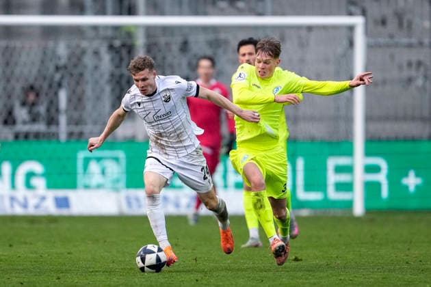 v li Ken Gipson SVS, 24 , Samuel Unsöld Kickers, 33 , duel, duel, tackle, tackling, dynamics, action, action, 30 11 2025, Sandhausen Germany , Football, Regionalliga Südwest, SV Sandhausen SV Stuttgarter Kickers xozx