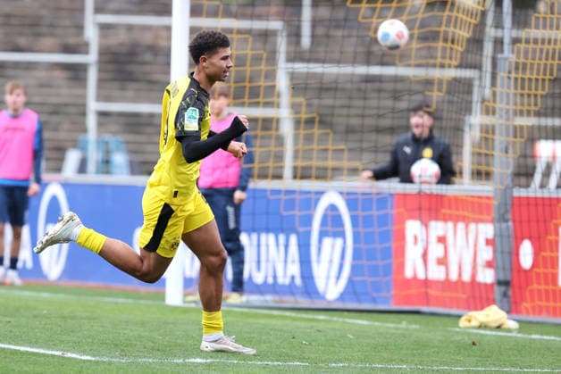 Sunday 30 11 2025, Season 2025 26, Regionalliga West, Matchday 17 at Stadion Rote Erde Dortmund, BVB Borussia Dortmund II SC Wiedenbrück, Dortmund goal celebration for 2 1 Jordi Leander Paulina BVB II