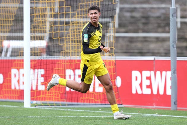 Sunday 30 11 2025, Season 2025 26, Regionalliga West, Matchday 17 at Stadion Rote Erde Dortmund, BVB Borussia Dortmund II SC Wiedenbrück, Dortmund goal celebration for 2 1 Jordi Leander Paulina BVB II