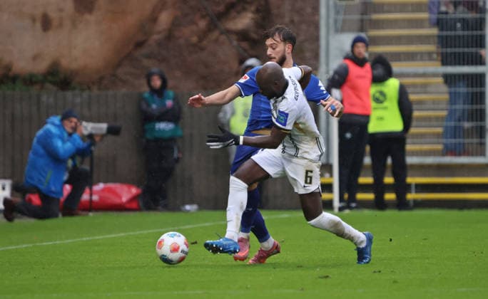 30 11 2025, Football, Men, 2 Bundesliga, Season 2025 2026, SV 07 Elversberg SV Darmstadt 98, Killian Corredor SV Darmstadt 98 Amara Conde SV 07 Elversberg Elversberg Ursapharm Arena an der Kaiserlinde Saarland Germany DEU Copyright: xFabianxKleerx