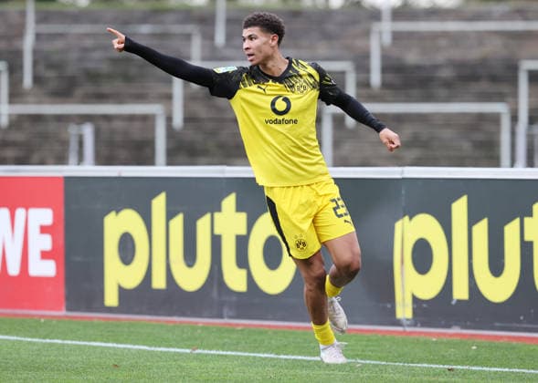 Sunday 30 11 2025, Season 2025 26, Regionalliga West, Matchday 17 at Stadion Rote Erde Dortmund, BVB Borussia Dortmund II SC Wiedenbrück, Dortmund goal celebration for 2 1 Jordi Leander Paulina BVB II