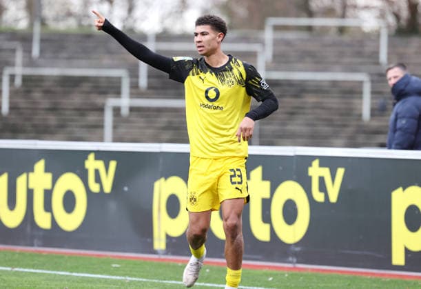 Sunday 30 11 2025, Season 2025 26, Regionalliga West, Matchday 17 at Stadion Rote Erde Dortmund, BVB Borussia Dortmund II SC Wiedenbrück, Dortmund goal celebration for 2 1 Jordi Leander Paulina BVB II