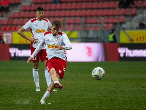 Germany Soccer, 3 Liga 2025 26, 16 Matchday SSV Jahn Regensburg vs FC Hansa Rostock Jahnstadion Regensburg Noel Eichinger SSV Jahn Regensburg, 11 Copyright: xChristopherxRupprechtx