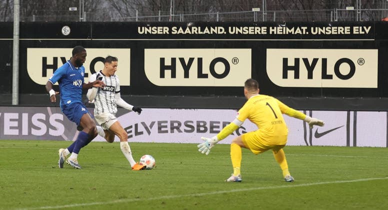 30 11 2025, Football, Men, 2 Bundesliga, Season 2025 2026, SV 07 Elversberg SV Darmstadt 98, Patric Pfeiffer SV Darmstadt 98 Younes Ebnoutalib SV 07 Elversberg Marcel Schuhen SV Darmstadt 98 , Goal chance Elversberg Ursapharm Arena an der Kaiserlinde Saarland Germany DEU Copyright: xFabianxKleerx