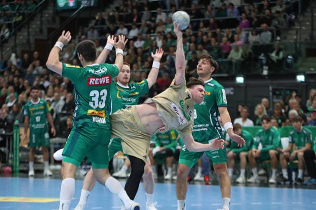 Handball DAIKIN HBL, SC DHfK Leipzig TSV Hannover Burgdorf 30 11 2025 Leif Tissier 7, Hannover Burgdorf prevails against three Leipzig players Handball, DAIKIN HBL, 1 Bundesliga, Season 2025 2026, Matchday 14 SC DHfK Leipzig vs TSV Hannover Burgdorf on 30 11 2025 at Quarterback Immobilien Arena Leipzig Copyright: xBEAUTIFULxSPORTS JanxKaeferx