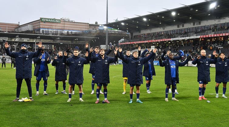 30 11 2025, xhbx, Soccer 2 Bundesliga, SV Elversberg SV Darmstadt 98 v l players, team of SV Darmstadt 98 after final whistle with the fans DFL DFB REGULATIONS PROHIBIT ANY USE OF PHOTOGRAPHS as IMAGE SEQUENCES and or QUASI VIDEO Elversberg