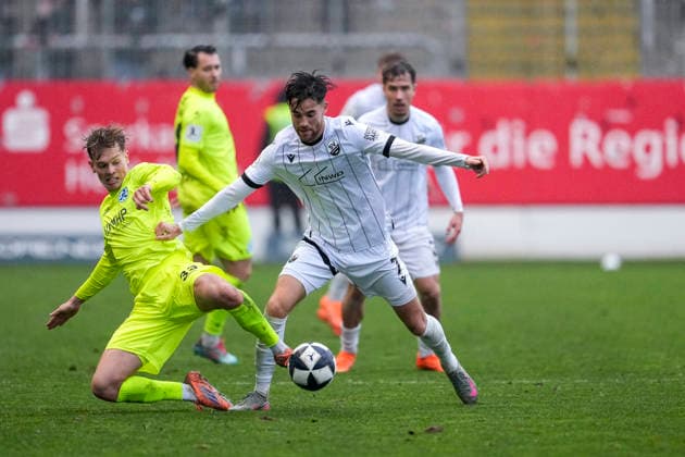 v li Samuel Unsöld Kickers, 33 , David Mamutovic SVS, 7 , duel, duel, tackle, tackling, dynamics, action, action, 30 11 2025, Sandhausen Germany , Football, Regionalliga Südwest, SV Sandhausen SV Stuttgarter Kickers xozx