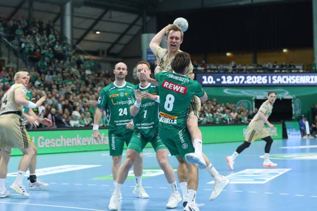 30 11 2025, xtgx, Handball, Daikin HBL, SC DHfK Leipzig TSV Hannover Burgdorf v l Marian Michalczik Hannover, 22 throws goal, Torschuetze, scores goal, Treffer, scores the goal Leipzig