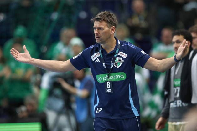 30 11 2025, xtgx, Handball, Daikin HBL, SC DHfK Leipzig TSV Hannover Burgdorf v l Christian Prokop Hannover, coach gives instructions, gestures with arms, gesticulates, gives instructions Leipzig