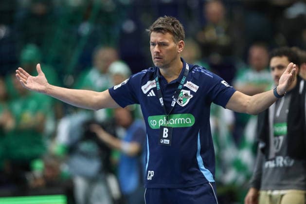 30 11 2025, xtgx, Handball, Daikin HBL, SC DHfK Leipzig TSV Hannover Burgdorf v l Christian Prokop Hannover, coach gives instructions, gestures with arms, gesticulates, gives instructions Leipzig