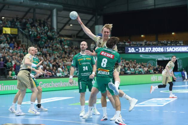 30 11 2025, xtgx, Handball, Daikin HBL, SC DHfK Leipzig TSV Hannover Burgdorf v l Marian Michalczik Hannover, 22 throws goal, Torschuetze, scores goal, Treffer, scores the goal Leipzig