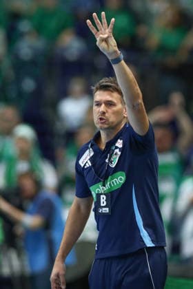 30 11 2025, xtgx, Handball, Daikin HBL, SC DHfK Leipzig TSV Hannover Burgdorf v l Christian Prokop Hannover, coach gives instructions, gestures with arms, gesticulates, gives instructions Leipzig