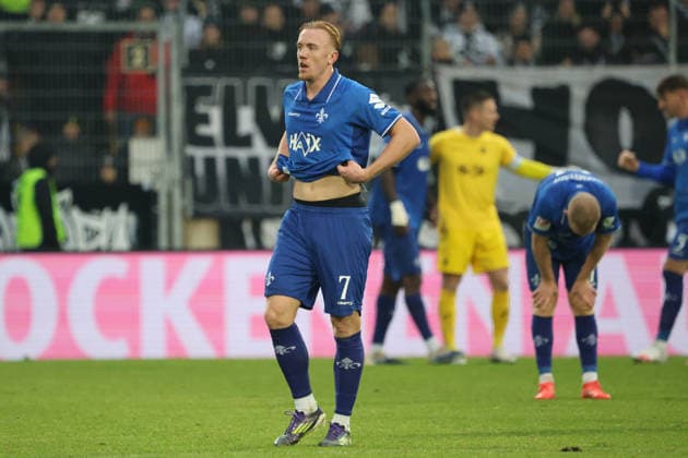 30 11 2025, Football, Men, 2 Bundesliga, Season 2025 2026, SV 07 Elversberg SV Darmstadt 98, Isac Lidberg SV Darmstadt 98 disappoints Elversberg Ursapharm Arena an der Kaiserlinde Saarland Germany DEU Copyright: xFabianxKleerx