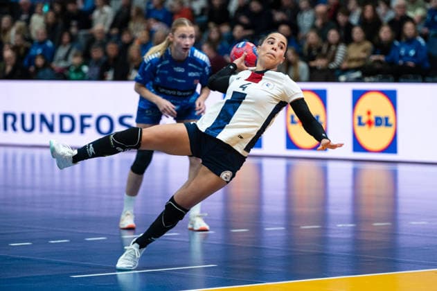 INSFRAN MORA Fernanda (4 Paraguay) takes a 7m penalty throw during the IHF Women s Handball World Championship, WM, Weltmeisterschaft game between Faroe Islands and Paraguay at the SWT Arena in Trier, Germany Copyright: xMartinxPitschx xSPPx Sportspressphoto_SPR67745