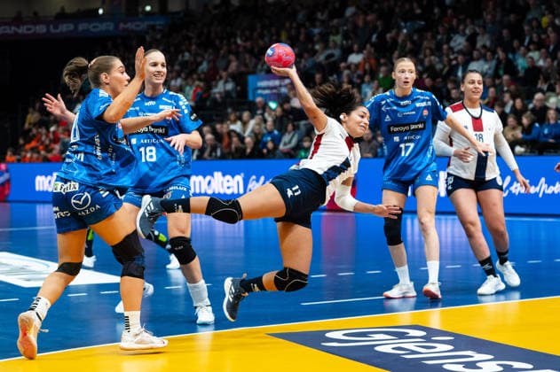 LEIVA MORLAS Delyne (11 Paraguay) takes a jump shot during the IHF Women s Handball World Championship, WM, Weltmeisterschaft game between Faroe Islands and Paraguay at the SWT Arena in Trier, Germany Copyright: xMartinxPitschx xSPPx Sportspressphoto_SPR67754