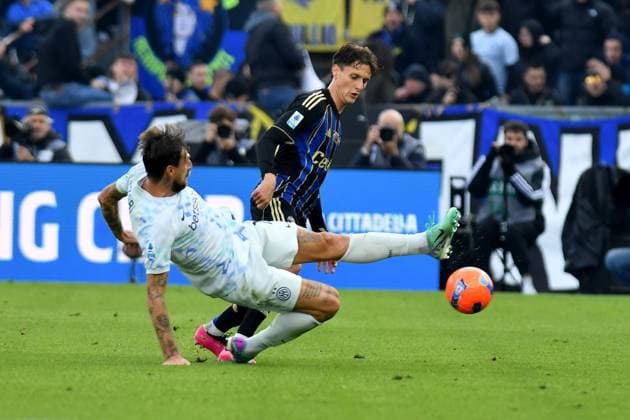 Francesco Acerbi (Inter) Gabriele Piccinini (Pisa) during Pisa SC vs Inter - FC Internazionale, Italian soccer Serie A match in Pisa, Italy, November 30 2025  Copyright: xGabrielexMasotti IPAxSportx xipa-agency.netx xx IPA_68555016 IPA_Agency_IPA68555016
