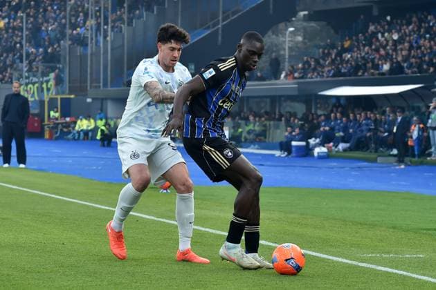Alessandro Bastoni (Inter) Idrissa Toure (Pisa) during Pisa SC vs Inter - FC Internazionale, Italian soccer Serie A match in Pisa, Italy, November 30 2025  Copyright: xGabrielexMasotti IPAxSportx xipa-agency.netx xx IPA_68555025 IPA_Agency_IPA68555025