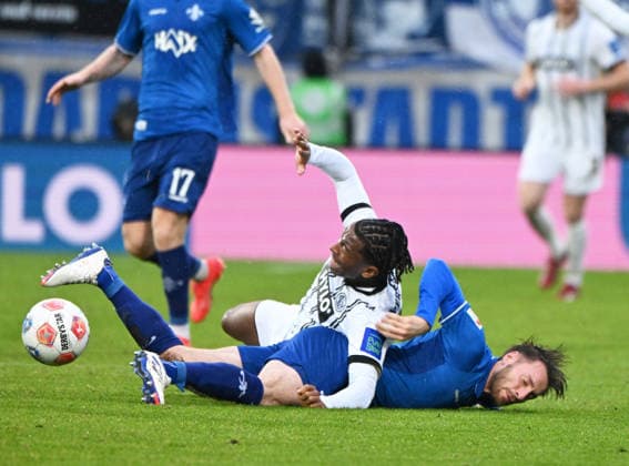 Soccer 2 Bundesliga Season 2025 26 30 11 2025 Ursapharm Arena SV Elversberg elv SV Darmstadt 98 da 0 0 Jarzinho MALANGA SV Elversberg , above is fouled by Aleksandar VUKOTIC SV Darmstadt 98 Soccer 2 Bundesliga SV Elversberg