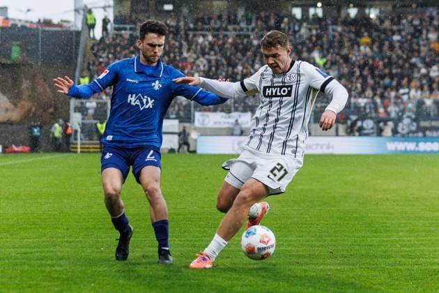 Sergio Lopez SV Darmstadt 98 in duel with Lasse Guenther SV 07 Elversberg , SV Elversberg vs SV Darmstadt 96, Soccer, 2 Bundesliga, Matchday 14, Season 2025 2026, 30 11 2025 DFB regulations prohibit any use of photographs as image sequences and or quasi video SV Elversberg vs SV Darmstadt 96, Soccer, 2 Bundesliga, Matchday 14, Season 2025 2026, 30 11 2025 Copyright: xEibner-Pressefoto AlexanderxNeisx EP_ANS