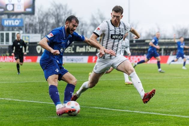 Killian Corredor SV Darmstadt 98 in a duel with Florian Le Joncour SV 07 Elversberg , SV Elversberg vs SV Darmstadt 96, Football, 2 Bundesliga, Matchday 14, Season 2025 2026, 30 11 2025 DFB regulations prohibit any use of photographs as image sequences and or quasi video SV Elversberg vs SV Darmstadt 96, Football, 2 Bundesliga, Matchday 14, Season 2025 2026, 30 11 2025 Copyright: xEibner-Pressefoto AlexanderxNeisx EP_ANS