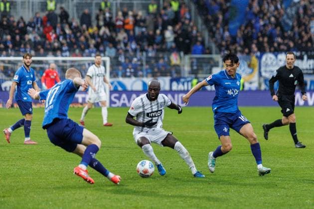 Amara Conde SV 07 Elversberg in duel with Hiroki Akiyama SV Darmstadt 98 and Kai Klefisch SV Darmstadt 98 , SV Elversberg vs SV Darmstadt 96, Football, 2 Bundesliga, Matchday 14, Season 2025 2026, 30 11 2025 DFB regulations prohibit any use of photographs as image sequences and or quasi video SV Elversberg vs SV Darmstadt 96, Football, 2 Bundesliga, Matchday 14, Season 2025 2026, 30 11 2025 Copyright: xEibner-Pressefoto AlexanderxNeisx EP_ANS