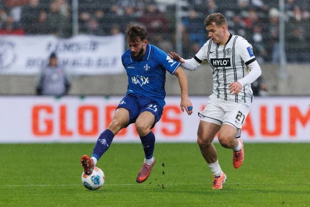 Killian Corredor SV Darmstadt 98 in duel with Lasse Guenther SV 07 Elversberg , SV Elversberg vs SV Darmstadt 96, Soccer, 2 Bundesliga, Matchday 14, Season 2025 2026, 30 11 2025 DFB regulations prohibit any use of photographs as image sequences and or quasi video SV Elversberg vs SV Darmstadt 96, Soccer, 2 Bundesliga, Matchday 14, Season 2025 2026, 30 11 2025 Copyright: xEibner-Pressefoto AlexanderxNeisx EP_ANS