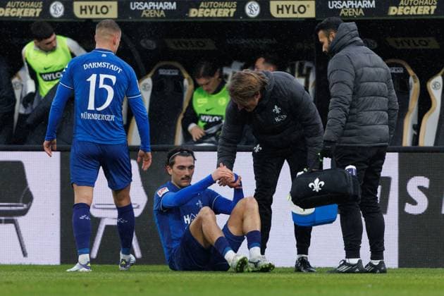 Fraser Hornby SV Darmstadt 98 must leave the pitch injured, SV Elversberg vs SV Darmstadt 96, Football, 2 Bundesliga, Matchday 14, Season 2025 2026, 30 11 2025 DFB regulations prohibit any use of photographs as image sequences and or quasi video SV Elversberg vs SV Darmstadt 96, Football, 2 Bundesliga, Matchday 14, Season 2025 2026, 30 11 2025 Copyright: xEibner-Pressefoto AlexanderxNeisx EP_ANS