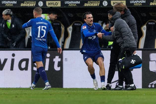 Fraser Hornby SV Darmstadt 98 must leave the pitch injured, SV Elversberg vs SV Darmstadt 96, Football, 2 Bundesliga, Matchday 14, Season 2025 2026, 30 11 2025 DFB regulations prohibit any use of photographs as image sequences and or quasi video SV Elversberg vs SV Darmstadt 96, Football, 2 Bundesliga, Matchday 14, Season 2025 2026, 30 11 2025 Copyright: xEibner-Pressefoto AlexanderxNeisx EP_ANS