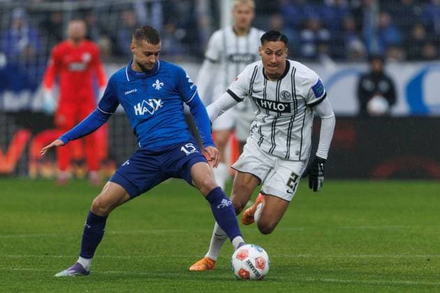 Fabian Nuernberger SV Darmstadt 98 in duel with Younes Ebnoutalib SV 07 Elversberg , SV Elversberg vs SV Darmstadt 96, Soccer, 2 Bundesliga, Matchday 14, Season 2025 2026, 30 11 2025 DFB regulations prohibit any use of photographs as image sequences and or quasi video SV Elversberg vs SV Darmstadt 96, Soccer, 2 Bundesliga, Matchday 14, Season 2025 2026, 30 11 2025 Copyright: xEibner-Pressefoto AlexanderxNeisx EP_ANS