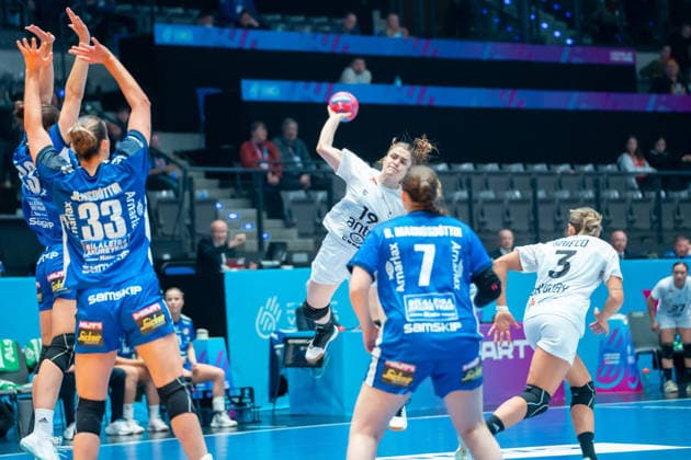 Handball I Women I World Championship I Preliminary round I Matchday 3 I Iceland Uruguay I 30 11 2025 Magdalena Guichon Montano 19, Uruguay in the throw Stuttgart Porsche Arena Baden Württemberg Germany Copyright: xLobeca MaxxPetershansx