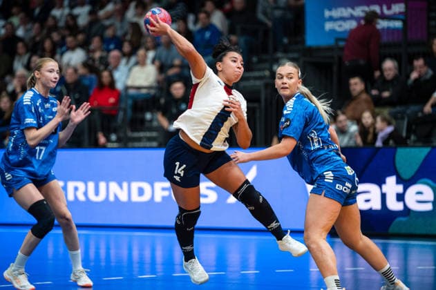 FERNANDEZ ESTIGARRIBIA Maria (14 Paraguay) takes a shot at goal during the IHF Women s Handball World Championship, WM, Weltmeisterschaft game between Faroe Islands and Paraguay at the SWT Arena in Trier, Germany Copyright: xMartinxPitschx xSPPx Sportspressphoto_SPR67782