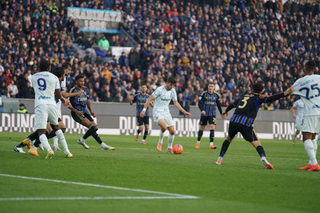 Pisa s Juan Quadrado Makes an attempt to score....During the Serie A soccer match between Pisa and Inter at the Cetilar Arena Romeo Anconetani Stadium in Pisa; Center West Italy; saturday November 30; 2025 ; Soccer  Copyright: xAlessandroxLaxRoccax xLaPressex