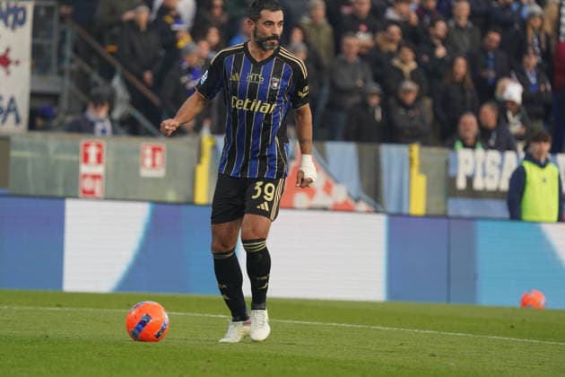 Pisa s Raul Albiol ....During the Serie A soccer match between Pisa and Inter at the Cetilar Arena Romeo Anconetani Stadium in Pisa; Center West Italy; saturday November 30; 2025 ; Soccer  Copyright: xAlessandroxLaxRoccax xLaPressex