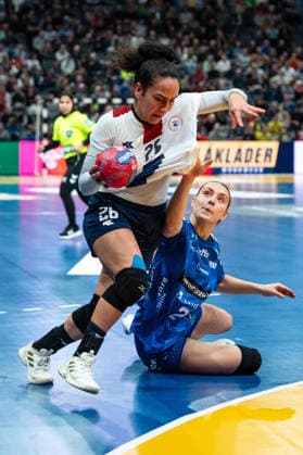 NÓLSOY Maria (21 Faroe Islands) trying to stop MENDOZA PERALTA Jazmin (26 Paraguay) during the IHF Women s Handball World Championship, WM, Weltmeisterschaft game between Faroe Islands and Paraguay at the SWT Arena in Trier, Germany Copyright: xMartinxPitschx xSPPx Sportspressphoto_SPR67828