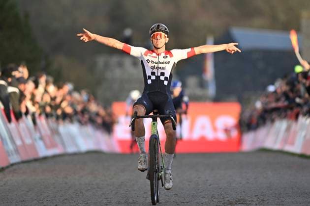 UCI Cyclocross World Cup 2025-2026 Flamanville FLAMANVILLE, FRANCE - NOVEMBER 30 : Nys Thibau (BEL) of Baloise Glowi Lions wins during the 2nd leg of the Flamanville UCI Cyclocross World Cup 2025-2026 a cyclocross race for Men Elite on November 30, 2025 in Flamanville, France, 30 11 2025 ( Flamanville France  Copyright: xBcex