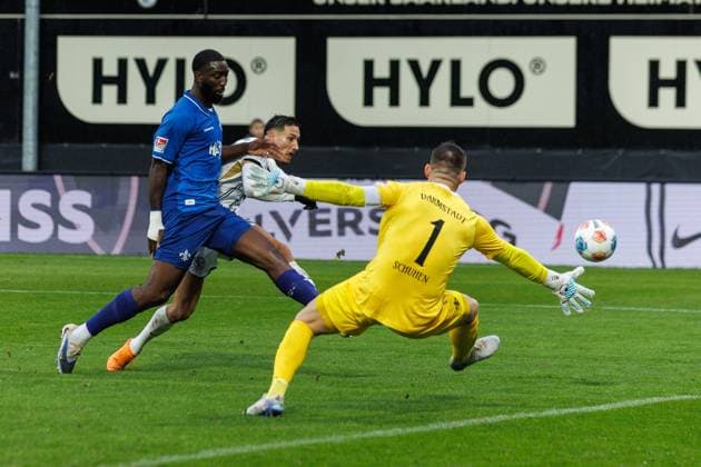 Younes Ebnoutalib SV 07 Elversberg misses the huge chance against Patric Pfeiffer SV Darmstadt 98 and Marcel Schuhen SV Darmstadt 98 , SV Elversberg vs SV Darmstadt 96, Football, 2 Bundesliga, Matchday 14, Season 2025 2026, 30 11 2025 DFB regulations prohibit any use of photographs as image sequences and or quasi video SV Elversberg vs SV Darmstadt 96, Football, 2 Bundesliga, Matchday 14, Season 2025 2026, 30 11 2025 Copyright: xEibner-Pressefoto AlexanderxNeisx EP_ANS
