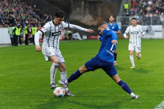 Lukas Petkov SV 07 Elversberg in duel with Fabian Nuernberger SV Darmstadt 98 , SV Elversberg vs SV Darmstadt 96, Soccer, 2 Bundesliga, Matchday 14, Season 2025 2026, 30 11 2025 DFB regulations prohibit any use of photographs as image sequences and or quasi video SV Elversberg vs SV Darmstadt 96, Soccer, 2 Bundesliga, Matchday 14, Season 2025 2026, 30 11 2025 Copyright: xEibner-Pressefoto AlexanderxNeisx EP_ANS