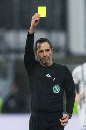 Referee Benjamin Brand Schwebheim shows the yellow card, SV Elversberg vs SV Darmstadt 96, Football, 2 Bundesliga, Matchday 14, Season 2025 2026, 30 11 2025 DFB regulations prohibit any use of photographs as image sequences and or quasi video SV Elversberg vs SV Darmstadt 96, Football, 2 Bundesliga, Matchday 14, Season 2025 2026, 30 11 2025 Copyright: xEibner-Pressefoto AlexanderxNeisx EP_ANS