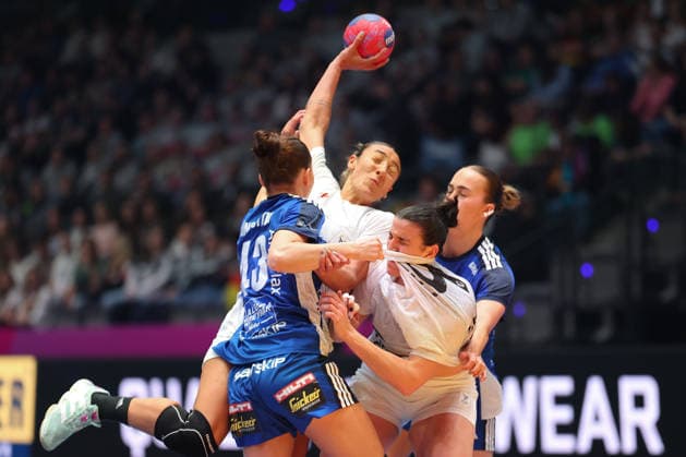 Iceland Uruguay, IHF Womens Handball World Championship Sabrina Grieco Vigna Uruguay, 3 vs Matthildur Lilja Jonsdottir Iceland, 43 preliminary round match of the Womens Handball World Championship between Iceland and Uruguay on November 30, 2025 at the Porsche Arena in Stuttgart , Stuttgart Baden Württemberg Germany Porsche Arena