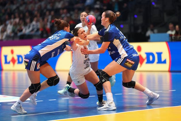 Iceland Uruguay, IHF Womens Handball World Championship Paula Eastman Ruegger Uruguay, 27 is fouled by Matthildur Lilja Jonsdottir Iceland, 43 Preliminary round match of the Womens Handball World Championship between Iceland and Uruguay on November 30, 2025 at the Porsche Arena in Stuttgart , Stuttgart Baden Württemberg Germany Porsche Arena