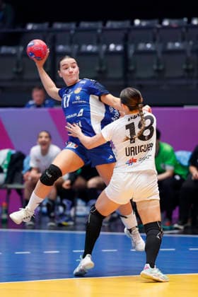 l r Klara Thorkelsdottir Iceland, 17 and Sabrina Golda Lamas Uruguay, 18 , 30 11 2025, 27TH IHF Womens Handball World Championship 2025, Iceland Uruguay, GER, Stuttgart, Porsche Arena Copyright: HMBxMedia xHeikoxBecker