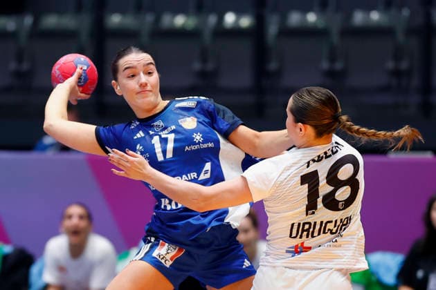 l r Klara Thorkelsdottir Iceland, 17 and Sabrina Golda Lamas Uruguay, 18 , 30 11 2025, 27TH IHF Womens Handball World Championship 2025, Iceland Uruguay, GER, Stuttgart, Porsche Arena Copyright: HMBxMedia xHeikoxBecker