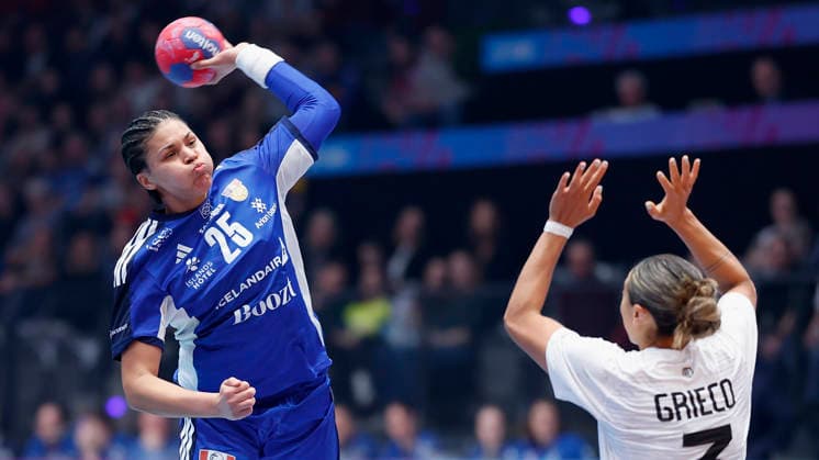 l r Thea Struludottir Iceland, 25 and Sabrina Grieco Vigna Uruguay, 3 , 30 11 2025, 27TH IHF Womens Handball World Championship 2025, Iceland Uruguay, GER, Stuttgart, Porsche Arena Copyright: HMBxMedia xHeikoxBecker