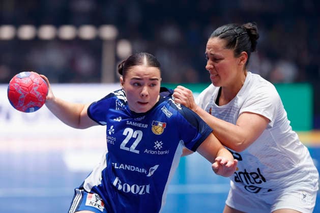 l r Elin Magnusdottir Iceland, 22 and Leticia Schinca Granero Uruguay, 6 , 30 11 2025, 27TH IHF Womens Handball World Championship 2025, Iceland Uruguay, GER, Stuttgart, Porsche Arena Copyright: HMBxMedia xHeikoxBecker