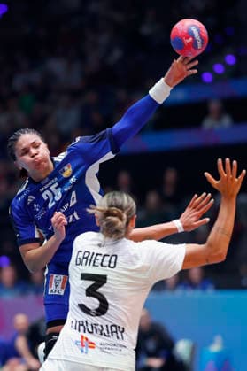 l r Thea Struludottir Iceland, 25 and Sabrina Grieco Vigna Uruguay, 3 , 30 11 2025, 27TH IHF Womens Handball World Championship 2025, Iceland Uruguay, GER, Stuttgart, Porsche Arena Copyright: HMBxMedia xHeikoxBecker