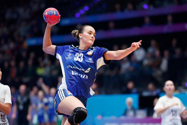 l r Katrin Jensdottir Iceland, 33 , 30 11 2025, 27TH IHF Womens Handball World Championship 2025, Iceland Uruguay, GER, Stuttgart, Porsche Arena Copyright: HMBxMedia xHeikoxBecker