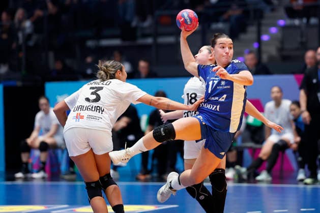 l r Sabrina Grieco Vigna Uruguay, 3 and Klara Thorkelsdottir Iceland, 17 , 30 11 2025, 27TH IHF Womens Handball World Championship 2025, Iceland Uruguay, GER, Stuttgart, Porsche Arena Copyright: HMBxMedia xHeikoxBecker